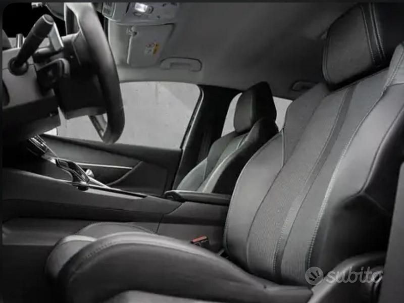 Usata Peugeot 5008 Allure 131 CV (96 kW) 2022 Nero SUV