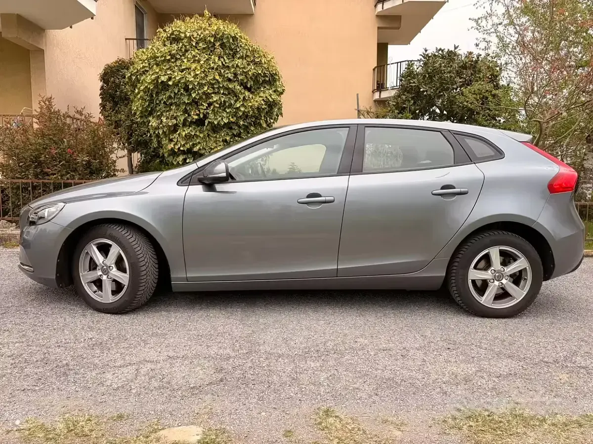 Usata Volvo V40 120 CV (88 kW) 2016 Grigio Berlina