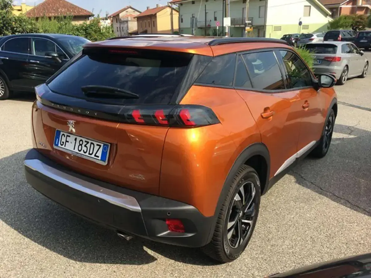 Usata Peugeot 2008 Allure 131 CV (96 kW) 2021 Arancione SUV