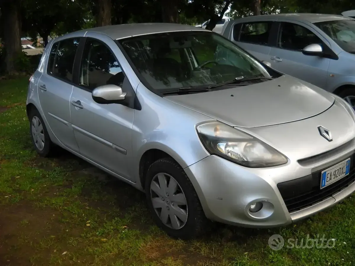 Gebraucht Renault Clio II 85 PS (62 kW) 2010 Grau Limousine