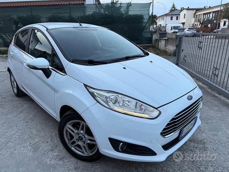 Usata Ford Fiesta Titanium 97 CV (71 kW) 2014 Bianco Utilitaria
