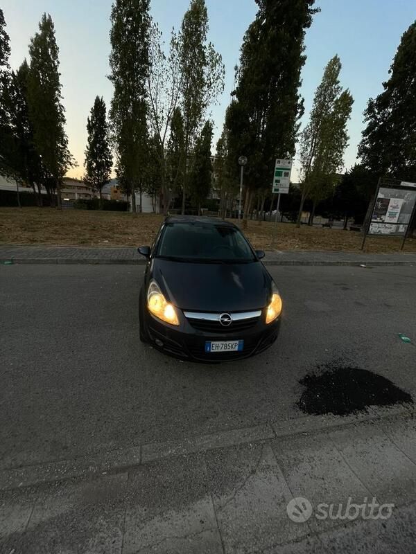 Usata 2011 Opel Corsa Due volumi | 2500 € (Ottimo prezzo) - Immagine 1/4