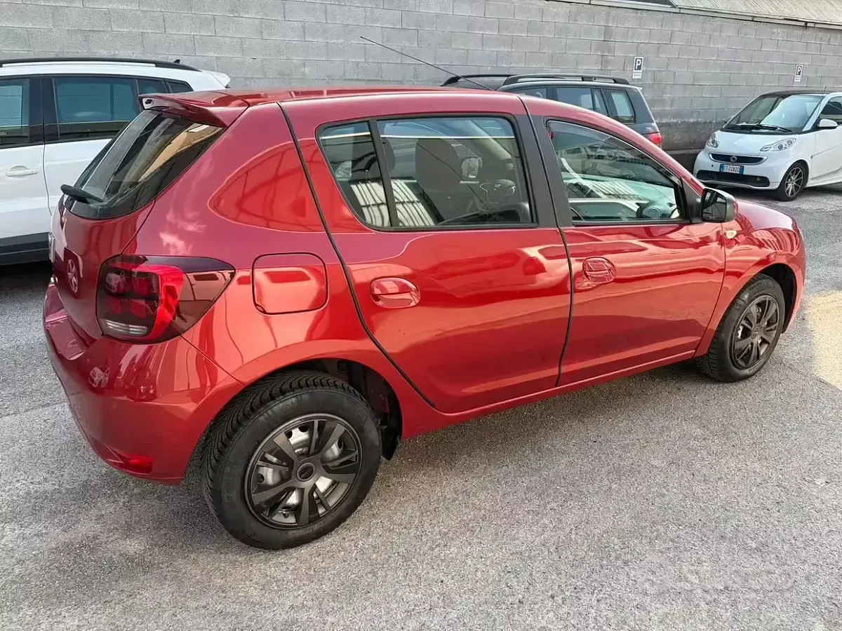 Usata Dacia Sandero Lauréate 75 CV (55 kW) 2017 Rosso Berlina