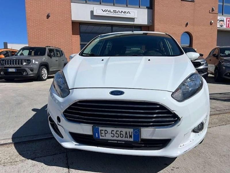 Usata Ford Fiesta 75 CV (55 kW) 2013 Bianco Utilitaria