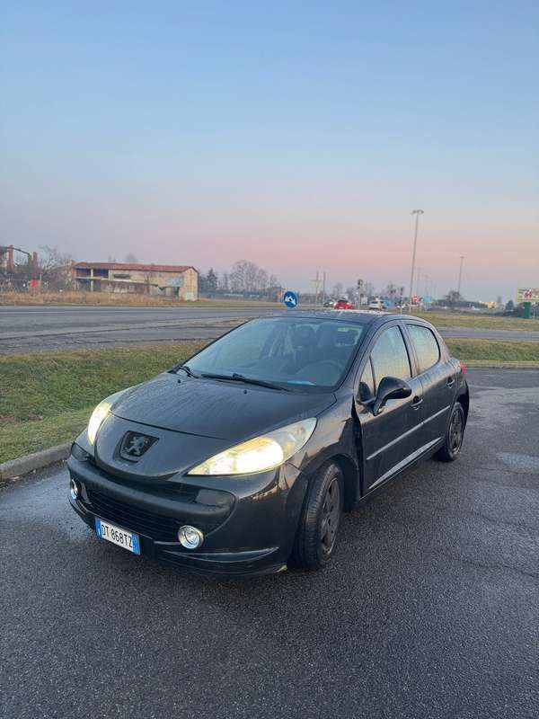 Usata 2009 Peugeot 207 Tre volumi | 2500 € (Ottimo prezzo) - Immagine 1/4