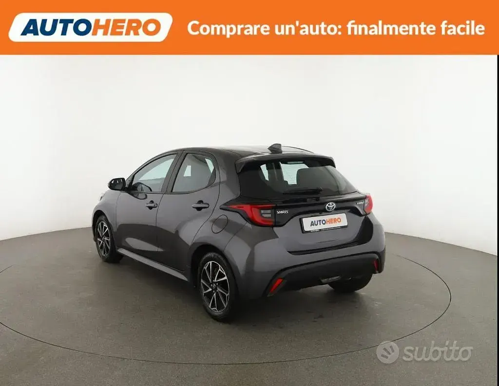 Usata Toyota Yaris Hybrid Trend 92 CV (67 kW) 2023 Grigio Berlina