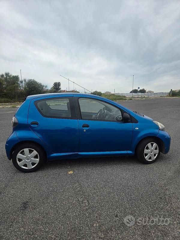 Usata Toyota Aygo Connect Style 68 CV (50 kW) 2012 Blu Utilitaria