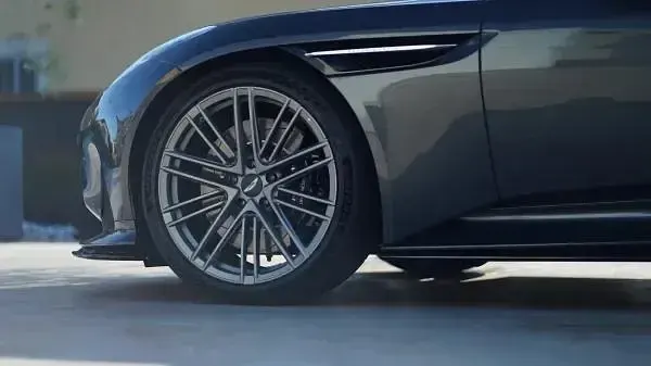 Nuova Aston Martin DB12 680 CV (500 kW) 2026 Xenon grey Coupé