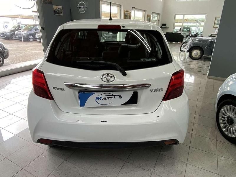 Usata Toyota Yaris Lounge 90 CV (66 kW) 2015 Bianco Utilitaria