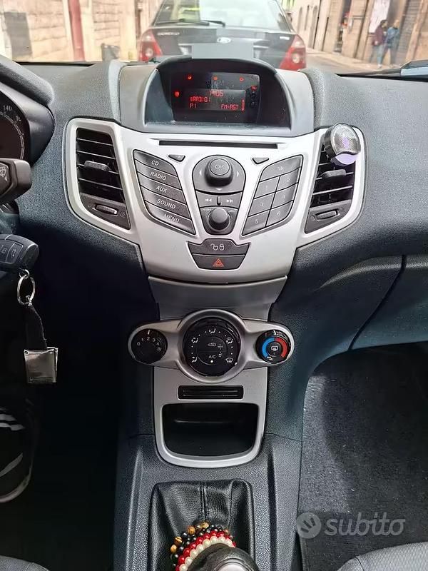 Usata Ford Fiesta 70 CV (51 kW) 2012 Blu Utilitaria