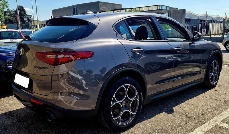 Usata Alfa Romeo Stelvio Sprint 190 CV (139 kW) 2020 Grigio vesuvio SUV