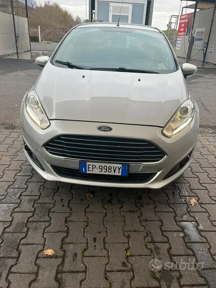 Usata Ford Fiesta Titanium 80 CV (58 kW) 2013 Grigio Utilitaria