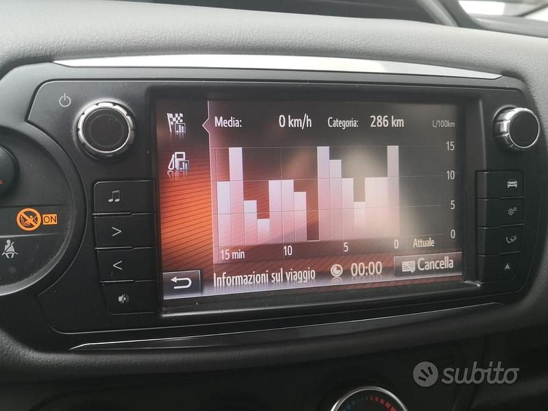 Usata Toyota Yaris 101 CV (74 kW) 2014 Bianco Utilitaria