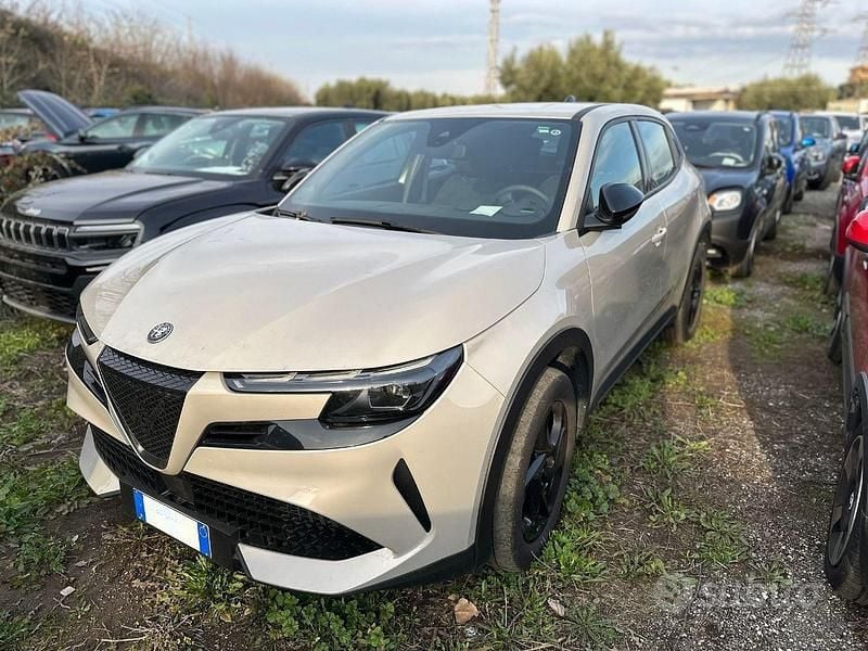 Second-hand Alfa Romeo Junior 145 CP (106 kW) 2025 Alb SUV