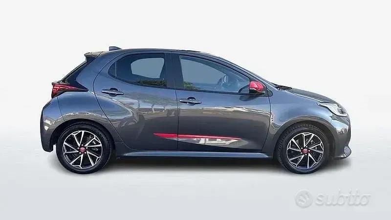 Usata Toyota Yaris Hybrid Style 92 CV (67 kW) 2022 Grigio Berlina