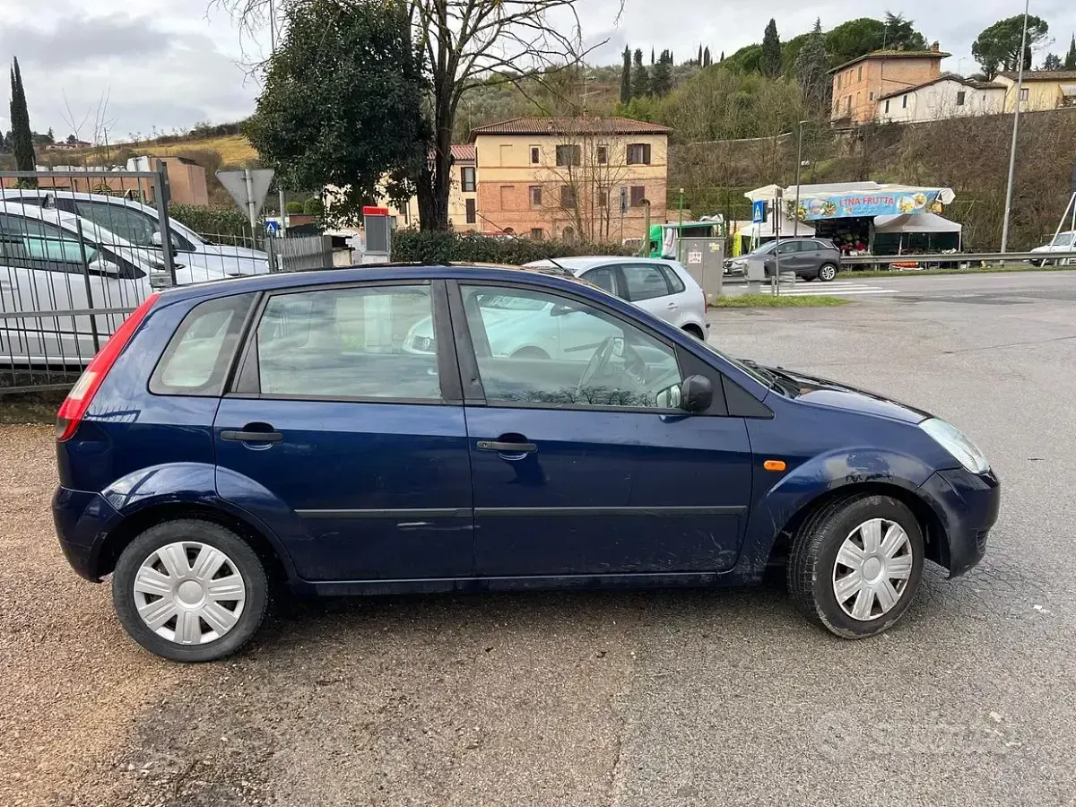 Usata Ford Fiesta Zetec 68 CV (50 kW) 2003 Blu Utilitaria