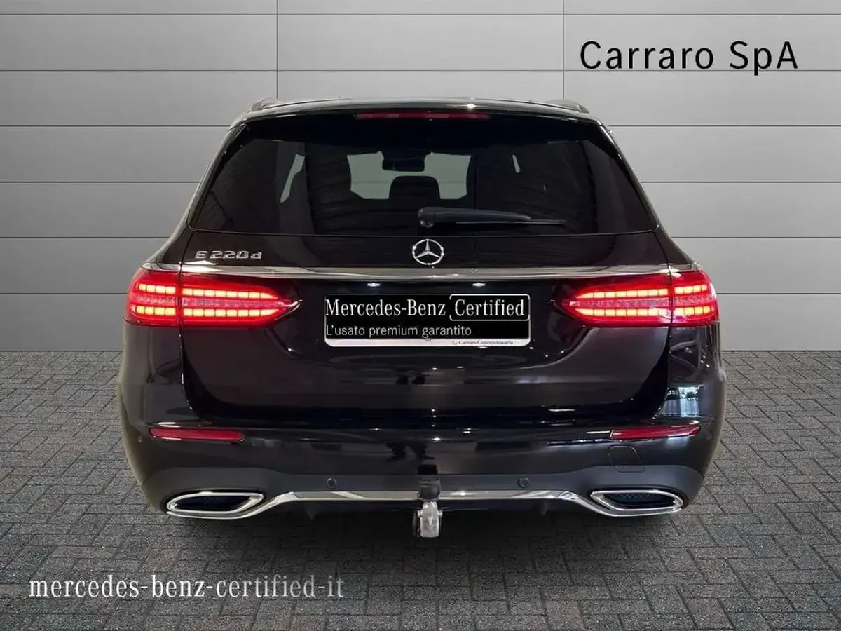 Usata Mercedes E220 Premium 200 CV (147 kW) 2022 Nero metallizzato Station wagon