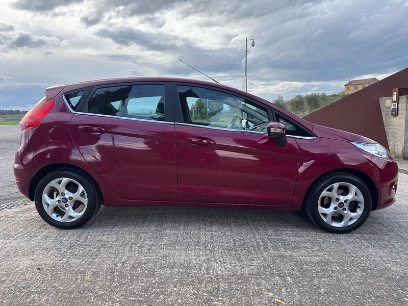 Usata Ford Fiesta Titanium 92 CV (67 kW) 2010 Viola Utilitaria