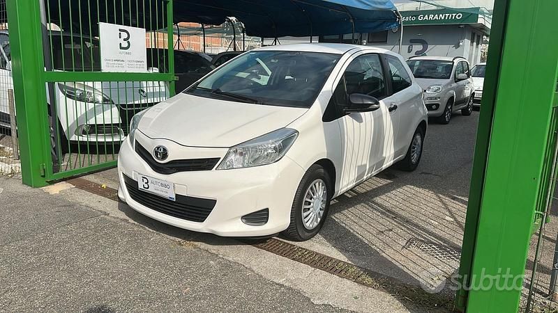 Bianco Usata 2012 Toyota Yaris Active Tre volumi | 5500 € (Buon prezzo) - Immagine 1/4