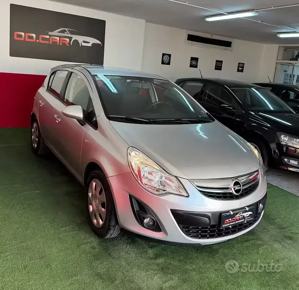 Usado Opel Corsa Edition 85 CV (62 kW) 2014 Gris Utilitario