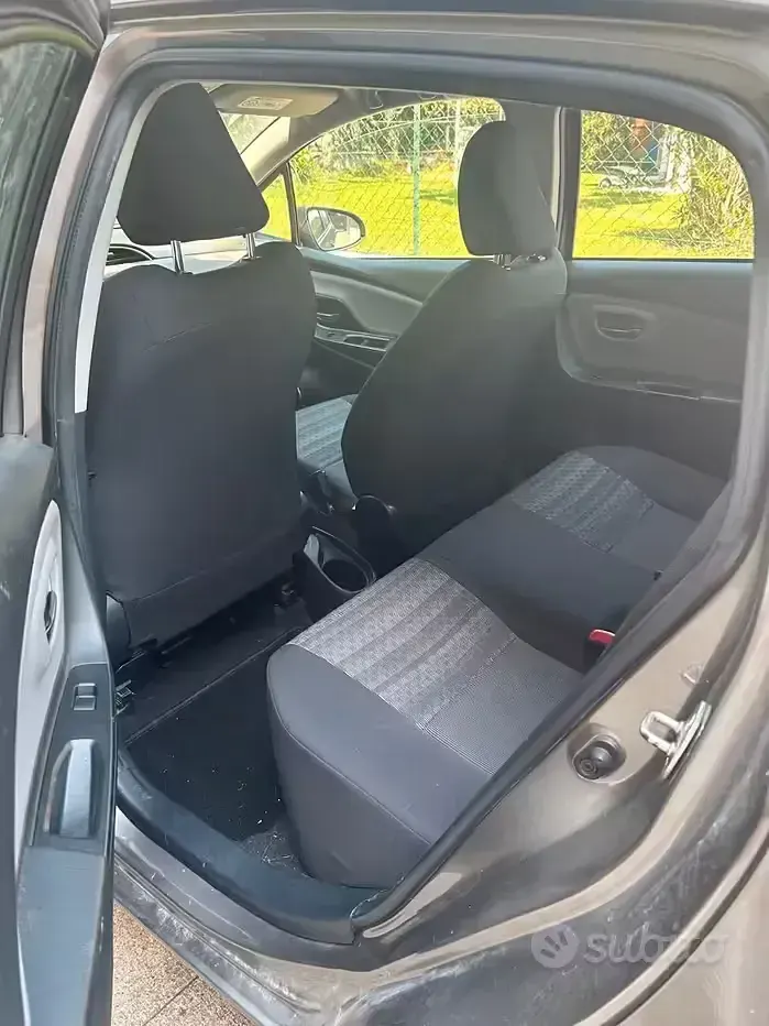 Usata Toyota Yaris 65 CV (47 kW) 2016 Grigio Berlina