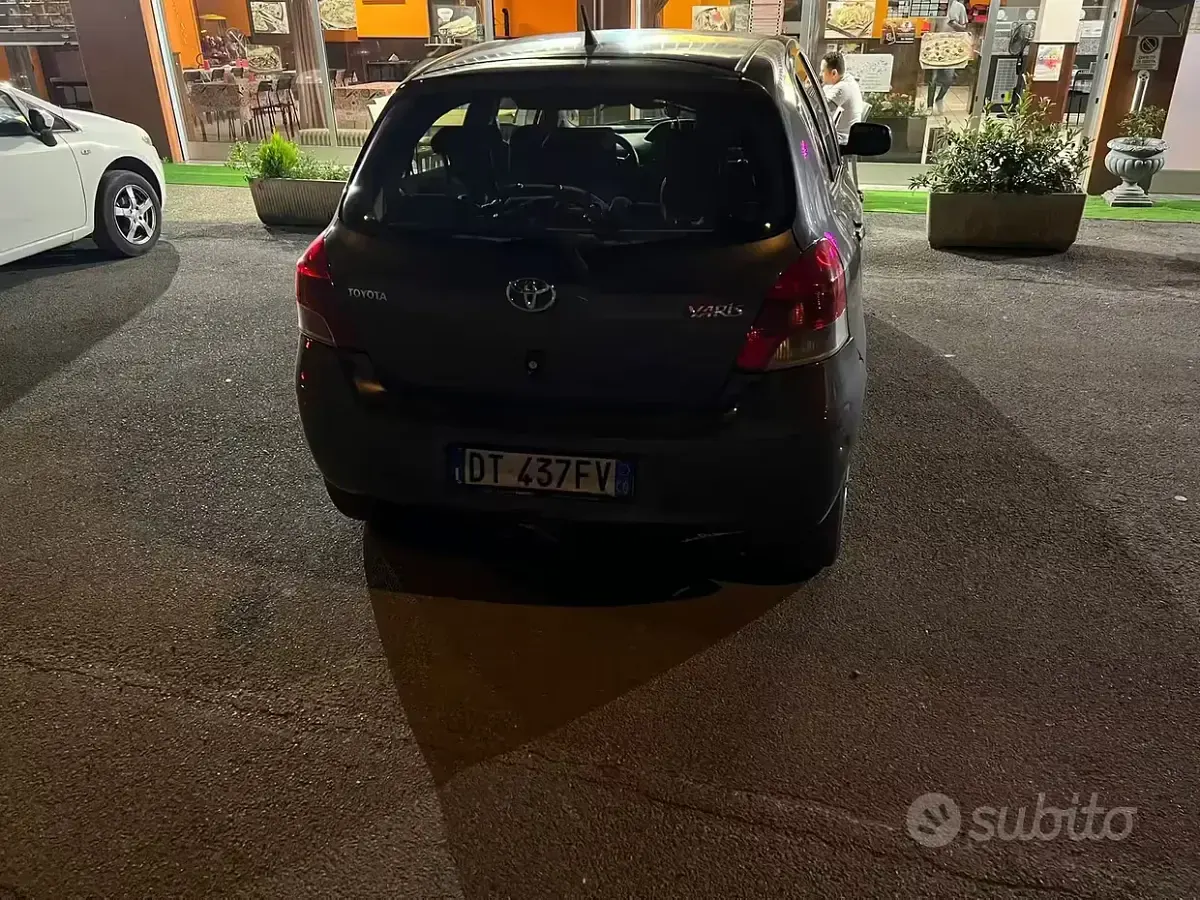Usata Toyota Yaris 69 CV (50 kW) 2009 Grigio Utilitaria