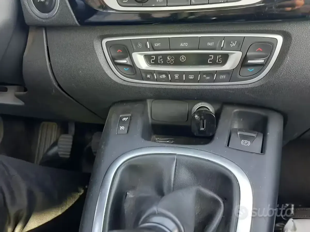 Usata Renault Scénic III 110 CV (80 kW) 2012 Grigio Monovolume