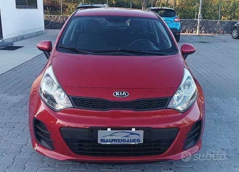 Rosso Usata 2015 Kia Rio Tre volumi | 7900 € (Buon prezzo) - Immagine 1/4