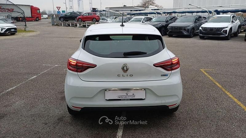 Usata Renault Clio V Zen 140 CV (102 kW) 2022 Bianco Berlina