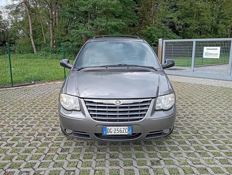 Usata Chrysler Voyager 143 CV (105 kW) 2007 Grigio Monovolume