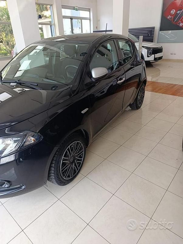 Usata Lancia Ypsilon Gold 69 CV (50 kW) 2021 Utilitaria
