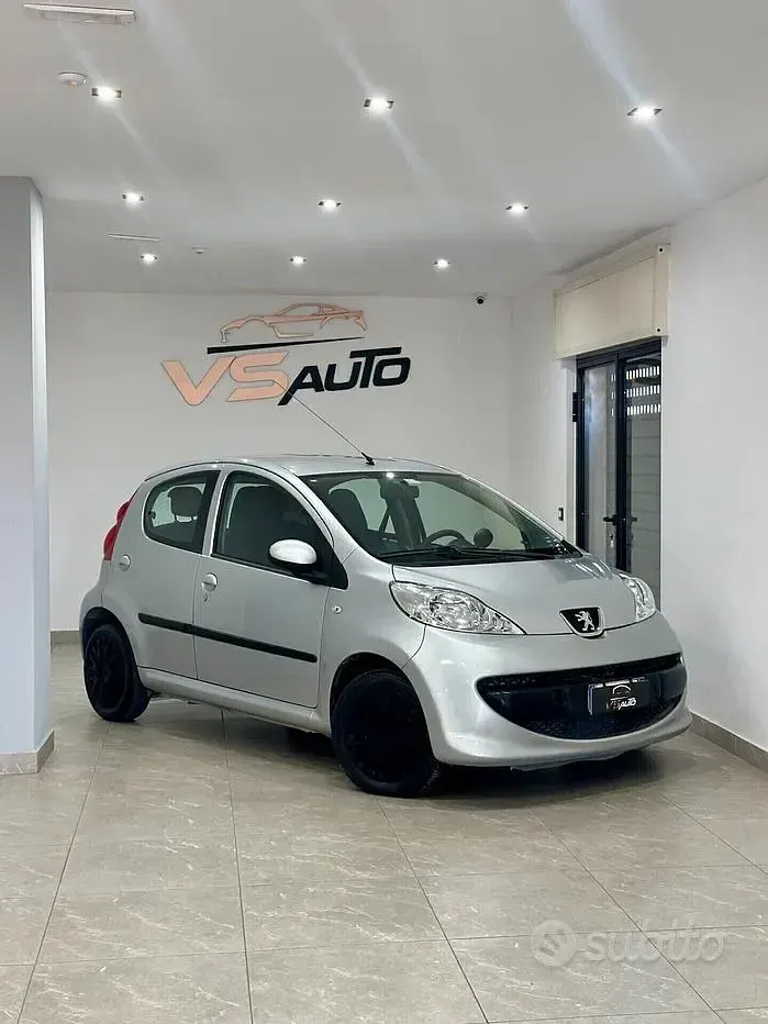 Usata Peugeot 107 68 CV (50 kW) 2005 Grigio Utilitaria