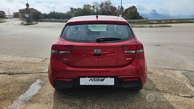 Usata Kia Rio 101 CV (74 kW) 2017 Rosso Berlina
