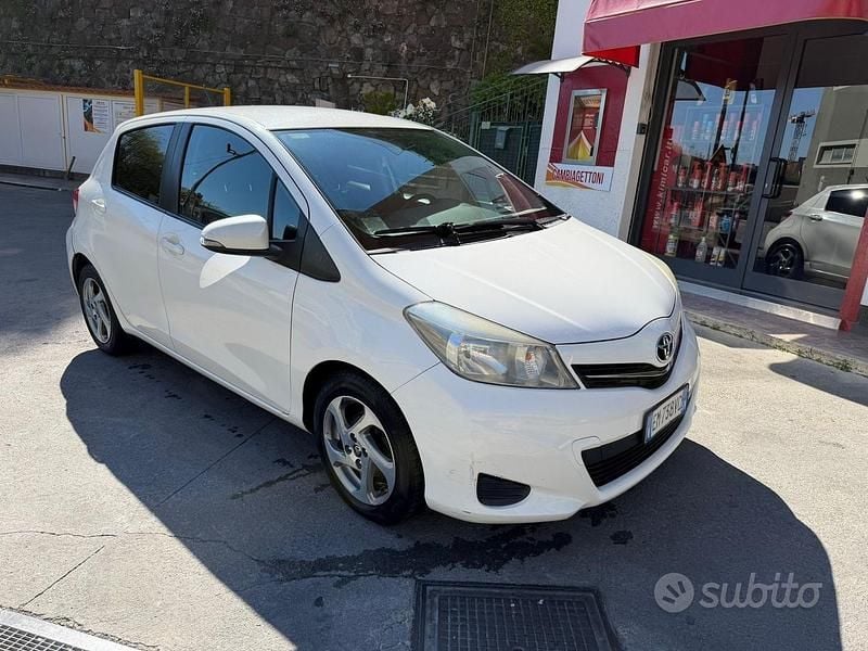 Usata Toyota Yaris Style 90 CV (66 kW) 2012 Bianco Utilitaria