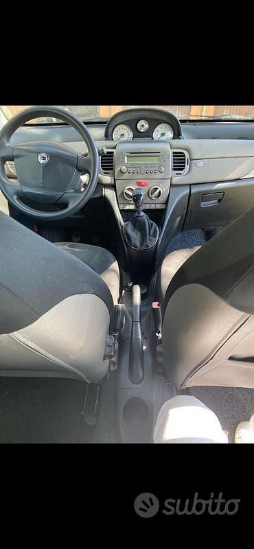 Usata Lancia Ypsilon 80 CV (58 kW) 2004 Grigio Utilitaria