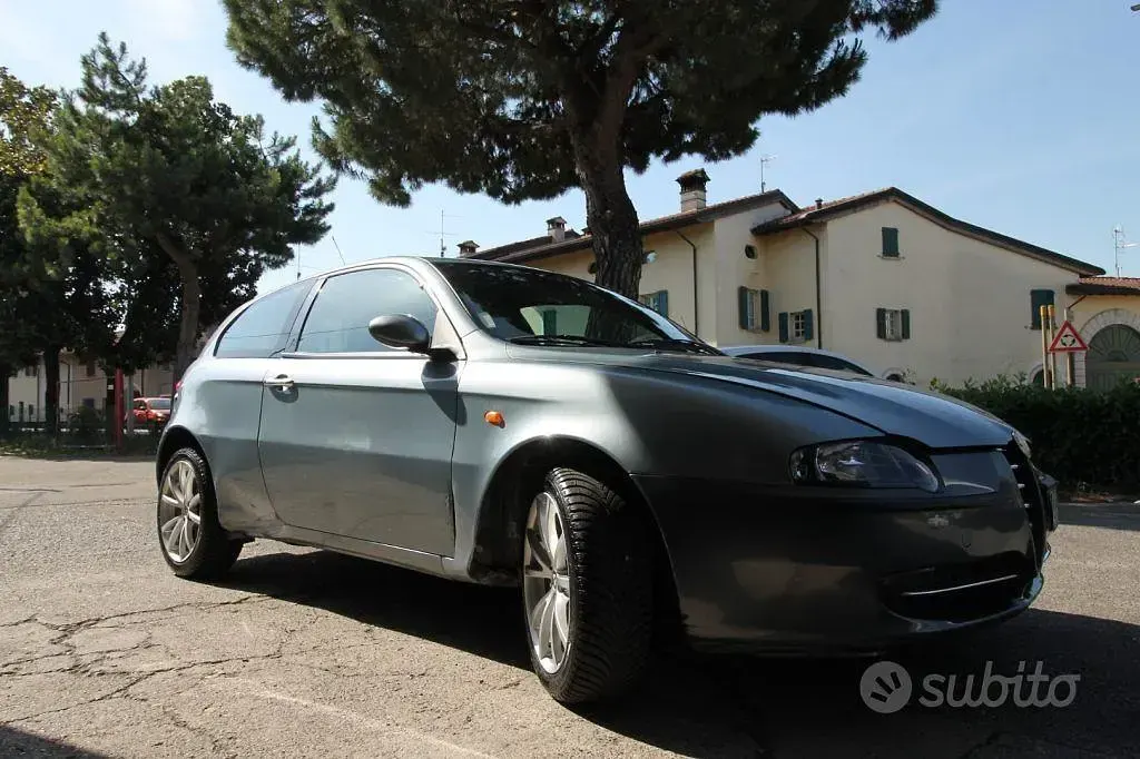 Usata Alfa Romeo 147 Exclusive 140 CV (102 kW) 2003 Grigio Utilitaria