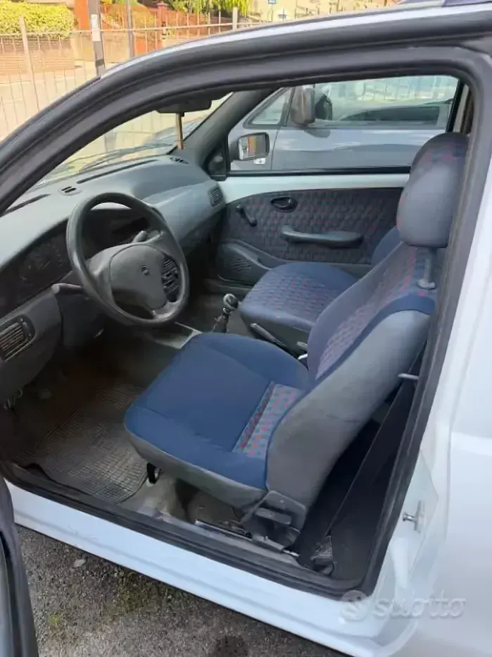 Usata Fiat Strada 73 CV (53 kW) 2000 Bianco Pick-up
