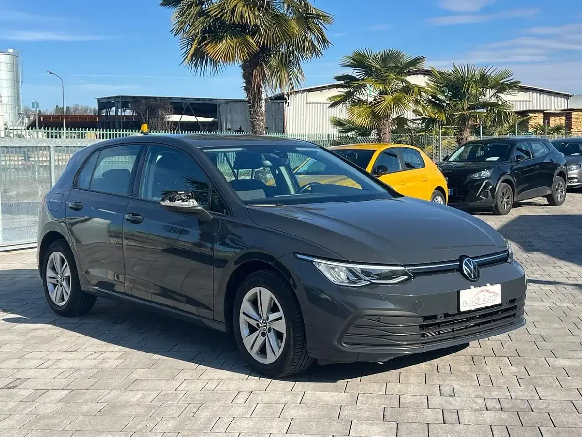 Usata VW Golf VIII Life 110 CV (80 kW) 2023 Grigio Berlina