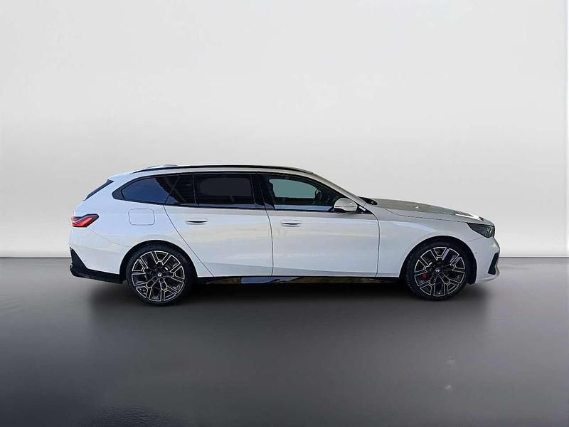 Nuova BMW 520 197 CV (144 kW) 2026 Mineral white metallizzato Station wagon
