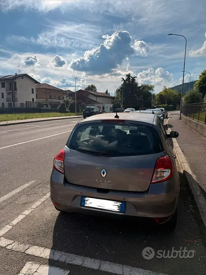 Usata Renault Clio II 75 CV (55 kW) 2011 Grigio Berlina