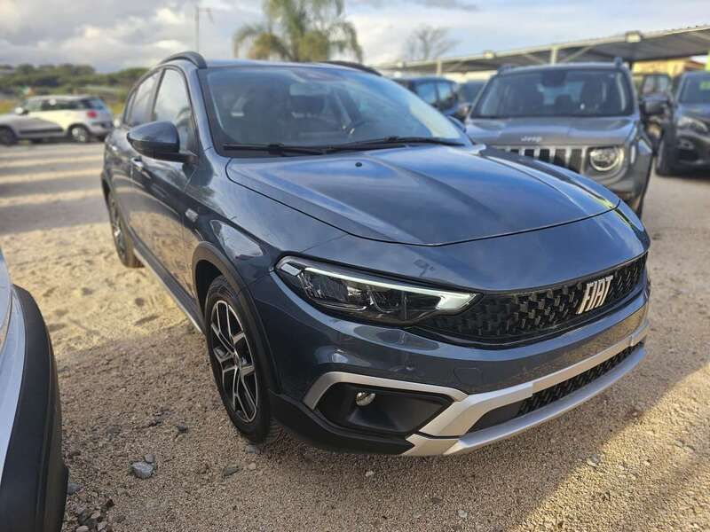 Usata Fiat Tipo Cross 101 CV (74 kW) 2024 Blu/azzurro Berlina