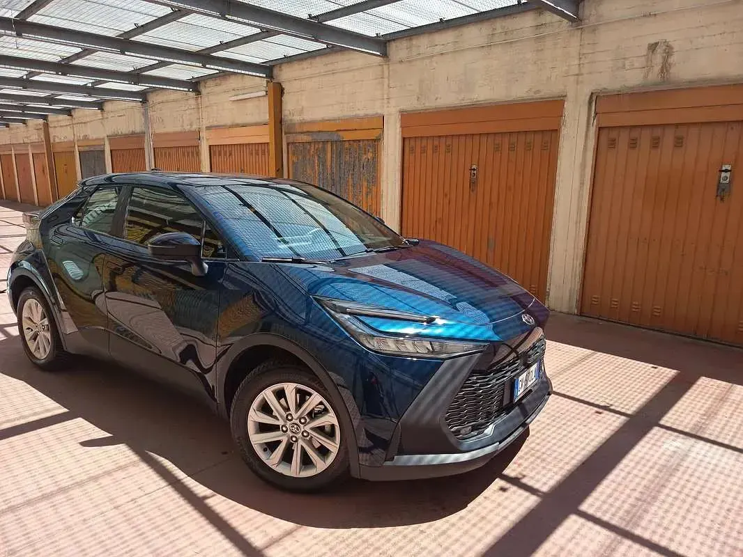 Usata Toyota C-HR Active 98 CV (72 kW) 2024 Blu/azzurro SUV