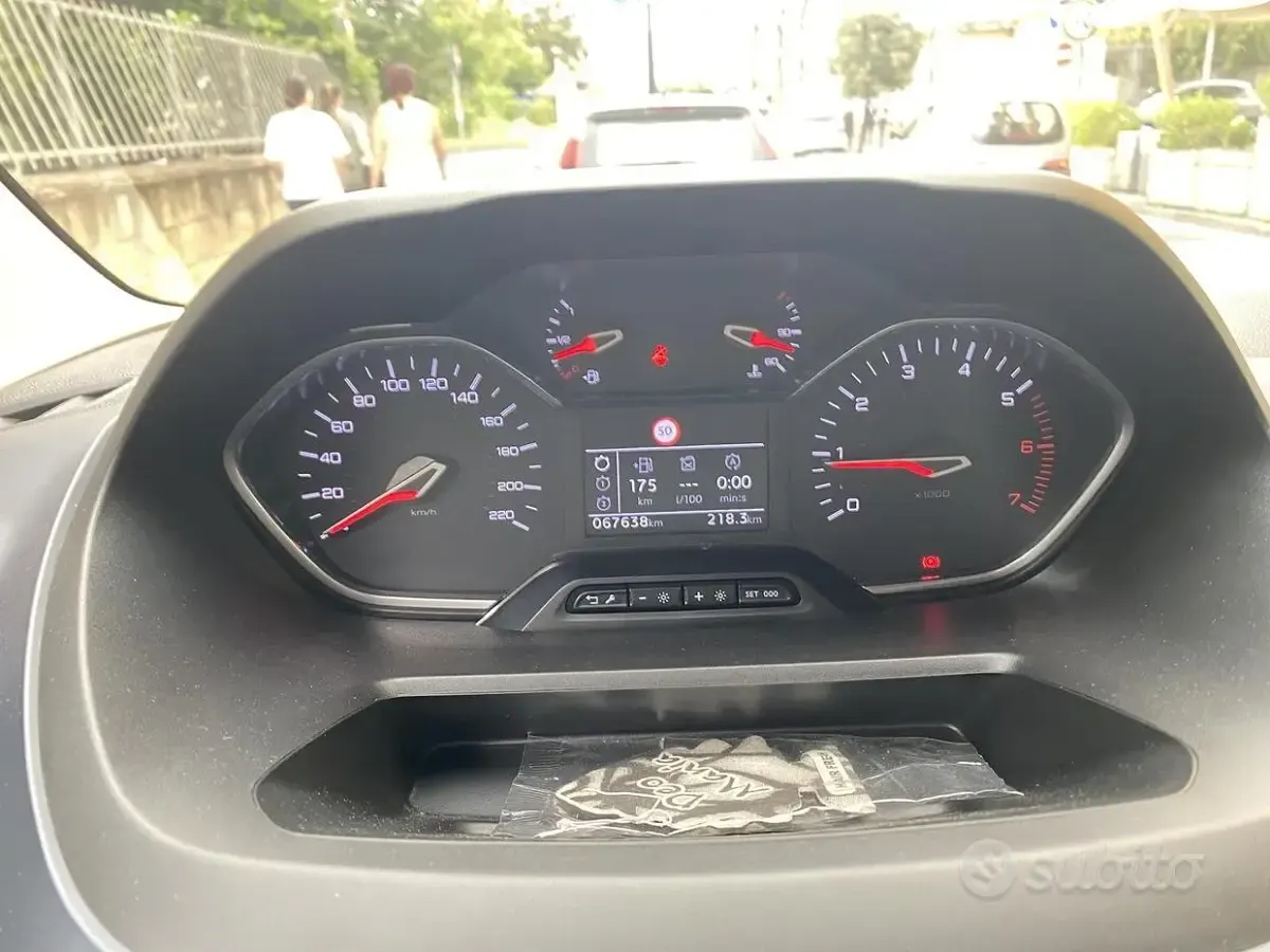 Usata Peugeot Rifter 131 CV (96 kW) 2021 Grigio Monovolume