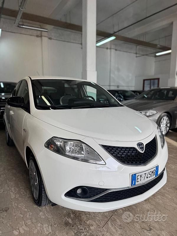 Usata Lancia Ypsilon Platinum 69 CV (50 kW) 2015 Bianco Utilitaria