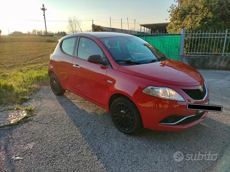 Usata Lancia Ypsilon 69 CV (50 kW) 2018 Rosso Utilitaria