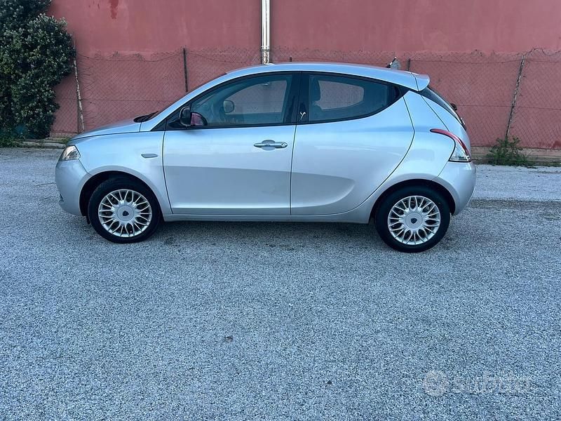 Usata Lancia Ypsilon 69 CV (50 kW) 2016 Grigio Utilitaria