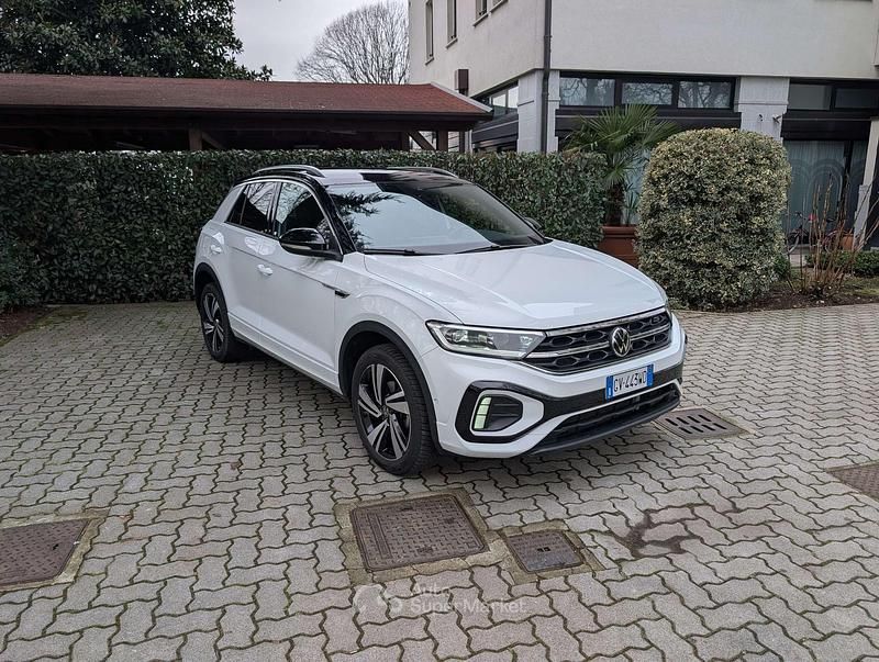 Usata VW T-Roc R-line Plus 150 CV (110 kW) 2024 Pure white con tetto black met SUV