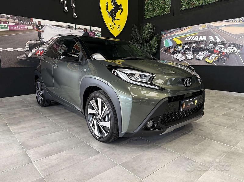 Usata Toyota Aygo X Lounge 72 CV (52 kW) 2024 Terragon and black SUV