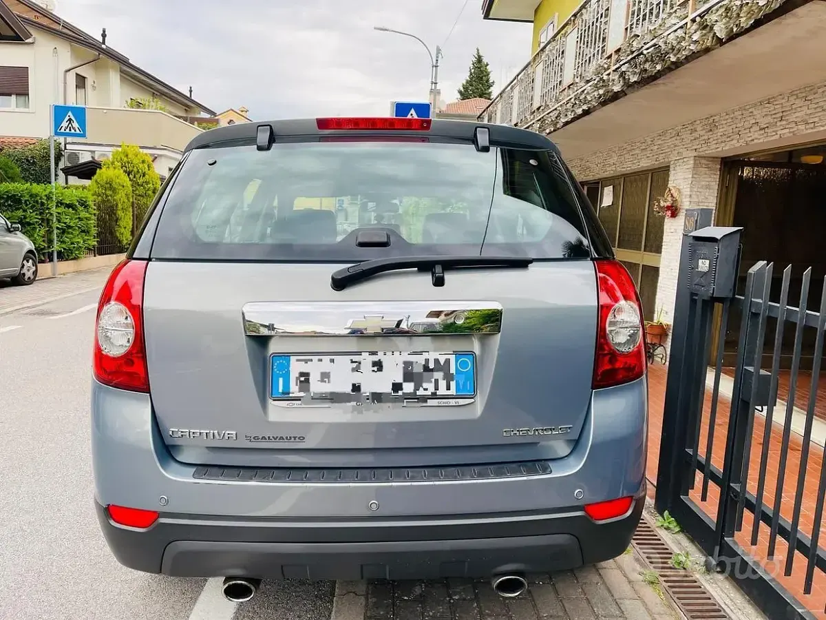 Usata Chevrolet Captiva 163 CV (119 kW) 2011 Grigio SUV