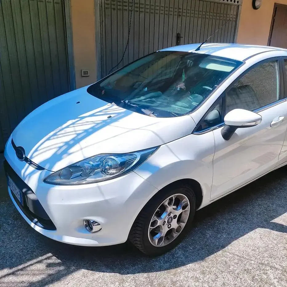 Usata Ford Fiesta Titanium 90 CV (66 kW) 2011 Bianco Berlina